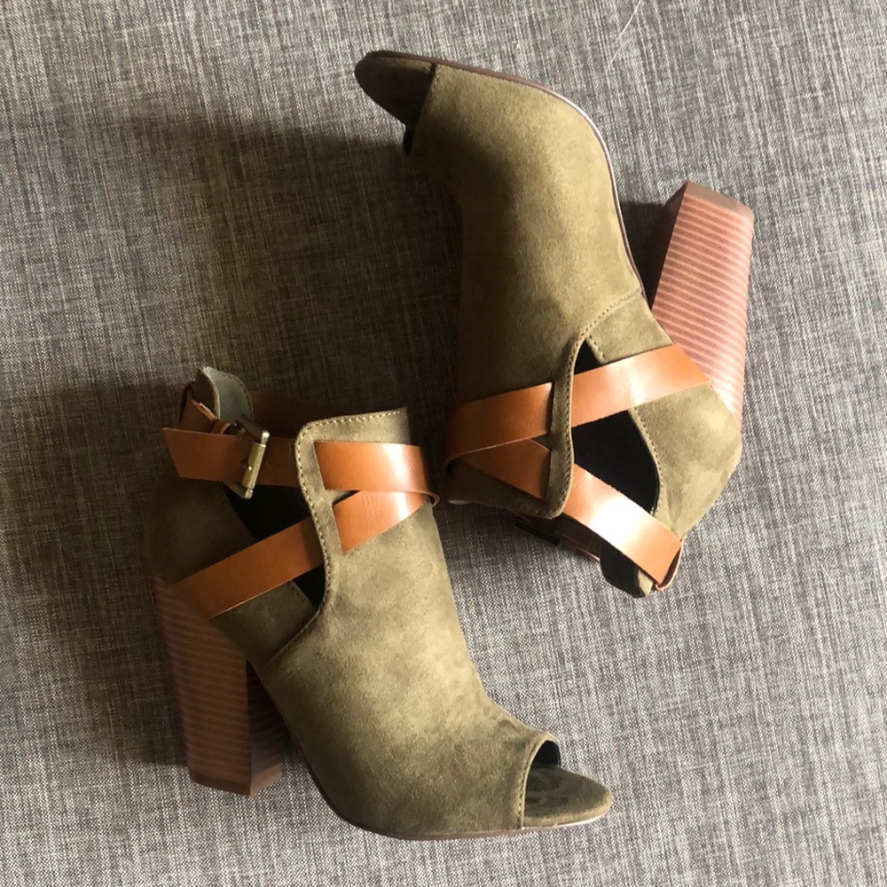Olive Open Toe’d Heels (Size: 6.5)